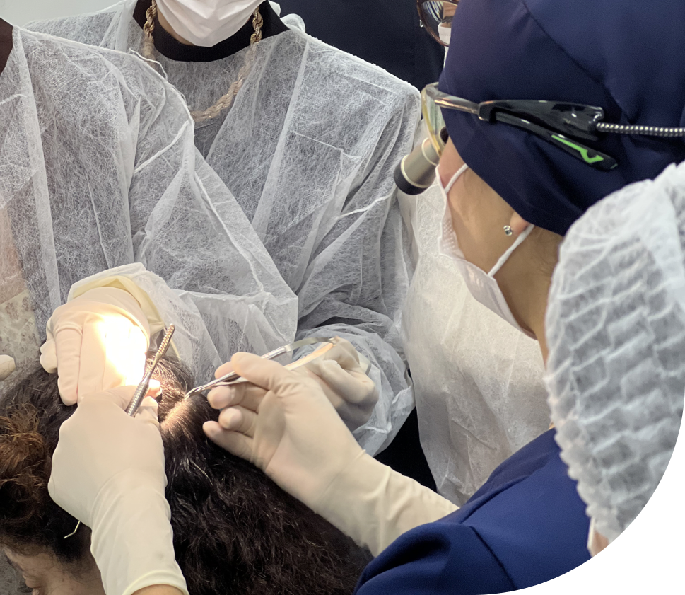 Lu Rodrigues realizando procedimento de transplante de sobrancelhas Everbrow